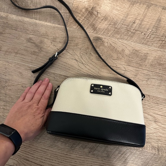 Kate Spade crossbody bag light beige and black - GUC. Silver metal adornments - Picture 11 of 12